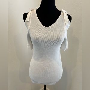 NWT Chico’s Alabaster Knit Cold Shoulder Top Size 00 ( US Size 2)